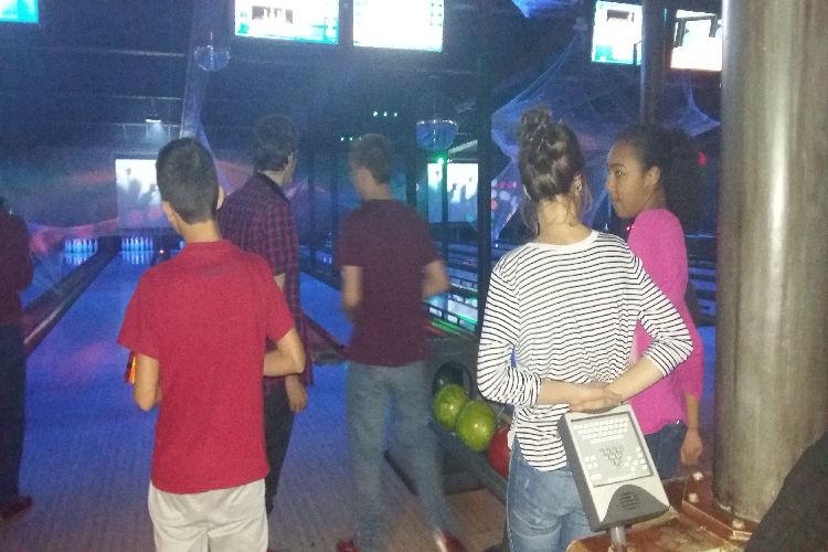 Les jeunes du Group'ados au bowling